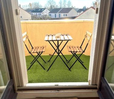 Voisins-le-Bretonneux Apartment | Le Cosy Lily - Classé Meublé de Tourisme 3 étoiles - Lumineux appartement de 2 chambres et balcons au calme, à 10 min de Versailles