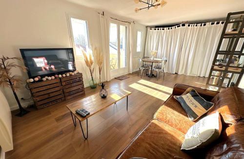 Voisins-le-Bretonneux Apartment | Le Cosy Lily - Classé Meublé de Tourisme 3 étoiles - Lumineux appartement de 2 chambres et balcons au calme, à 10 min de Versailles