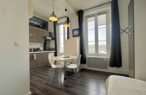 Arromanches-les-Bains Apartment | Le Joffre - Studio sur la Digue en Centre Ville
