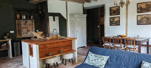 Vernoil-le-Fourrier House | Le Pavillon de Chasse - sheets and towels included - castle park