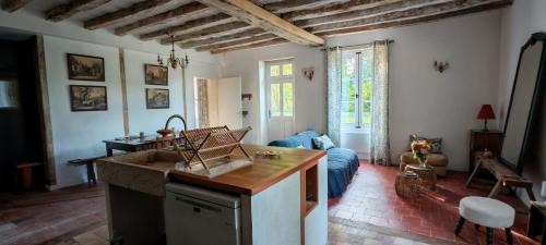 Vernoil-le-Fourrier House | Le Pavillon de Chasse - sheets and towels included - castle park