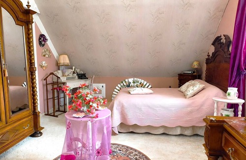 Cauge Bed & Breakfast | Les Bosquets Guesthouse - Cozy Room, Garden & Jacuzzi in Caugé