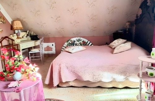 Cauge Bed & Breakfast | Les Bosquets Guesthouse - Cozy Room, Garden & Jacuzzi in Caugé
