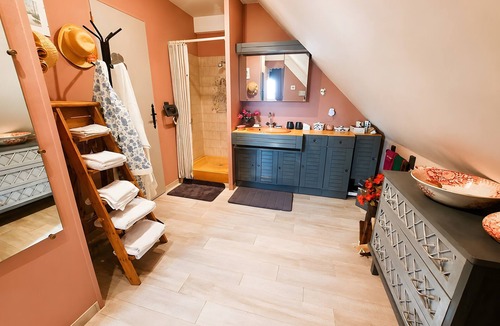Cauge Bed & Breakfast | Les Bosquets Guesthouse - Cozy Room, Garden & Jacuzzi in Caugé