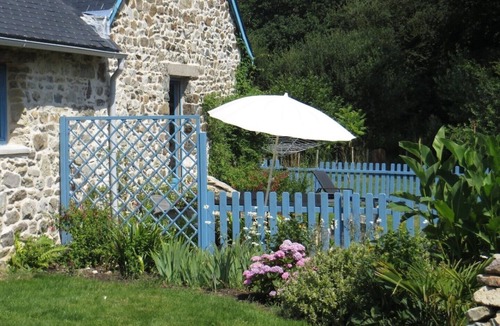 Plomodiern Cottage | Les Hiboux - Coastal cottage with heated pool and gardens, 10 min to beach