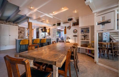 Montfarville House | Les Jardins de Marcel - Maison en pierre avec piscine - TheGoodBnb