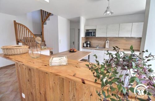 Nivillac House | Les roses trémières