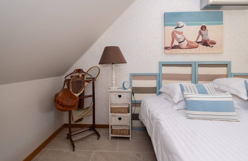 Theix-Noyalo Bed & Breakfast | Locmariaquer Guest Room with Terrace, Wi-Fi, and Air Conditioning in High Season