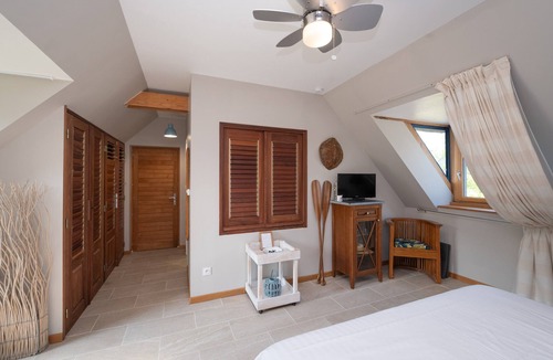 Theix-Noyalo Bed & Breakfast | Locmariaquer Guest Room with Terrace, Wi-Fi, and Air Conditioning in High Season