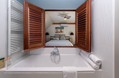 Theix-Noyalo Bed & Breakfast | Locmariaquer Guest Room with Terrace, Wi-Fi, and Air Conditioning in High Season