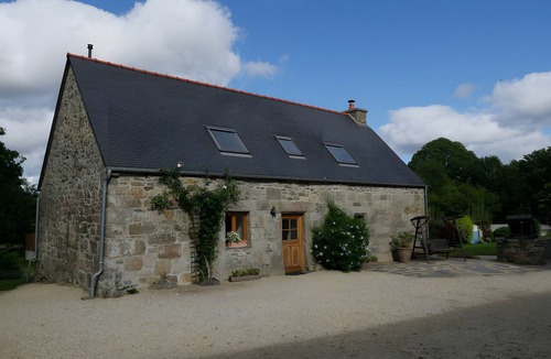Plouguernevel House | Longère Colpernou – Charming Breton House with Pool, Garden & Nature Retreat