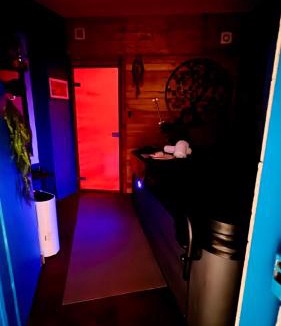 Douvres-la-Delivrande Apartment | Love and Côte Love room avec jacuzzi et sauna privé