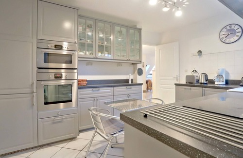 Quettehou House | Lovely home in Quettehou with WiFi