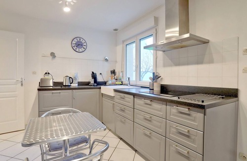 Quettehou House | Lovely home in Quettehou with WiFi
