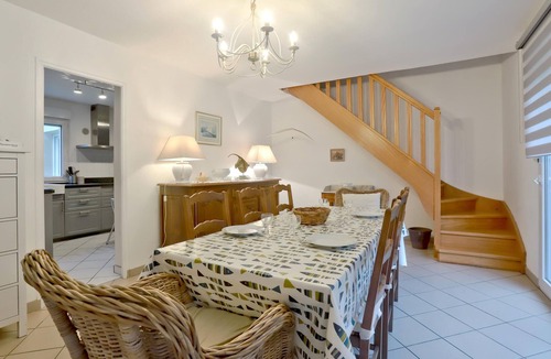 Quettehou House | Lovely home in Quettehou with WiFi