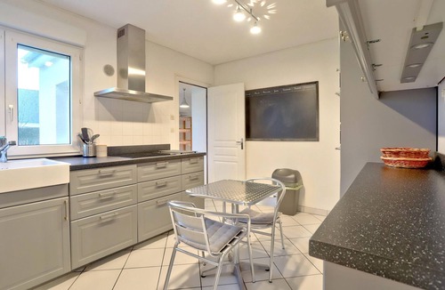 Quettehou House | Lovely home in Quettehou with WiFi
