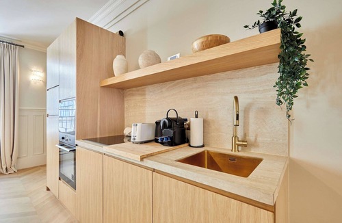 Quartier de la Place-Vendome Apartment | Luxurious AC Apartment Louvre Museum Saint Honoré