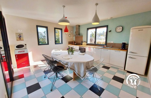 Menil Cottage | Luxury cottage with spa and private fishing pond
