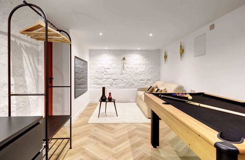 Charonne Apartment | Luxury Paris Duplex 2BDR/6P – Bath & Billiard