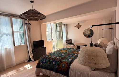 Chinon Apartment | Maison Romy Charming "BALTHAZAR" room Upmarket B&B in the heart of Chinon