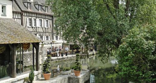 Chartres House | Maison Saint Pierre