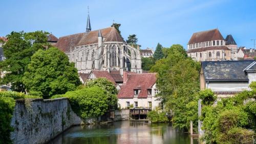 Chartres House | Maison Saint Pierre