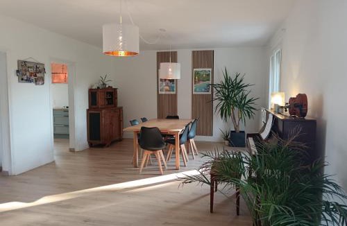 Villedieu-les-Poeles House | Maison spacieuse et lumineuse, jardin ombragé dans ville historique