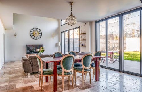 Notre-Dame-d'Oe House | Maison spacieuse jardin billard nord Tours