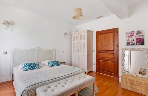 Saint-Cyr-sur-Loire Bed & Breakfast | Master Suite with Shared Pool