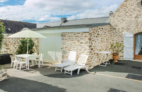 Plobannalec-Lesconil House | Millepertuis is a renovated detached cottage with a comfortable country-style interior.