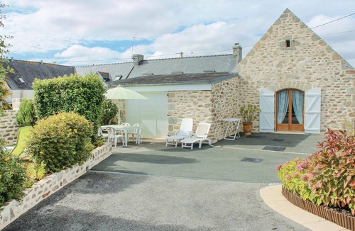 Plobannalec-Lesconil House | Millepertuis is a renovated detached cottage with a comfortable country-style interior.