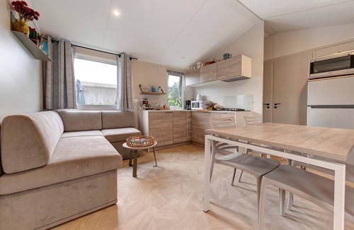 Erdeven House | Mobile Home – 6 Guests with Shared Pool, Terrace, and Garden