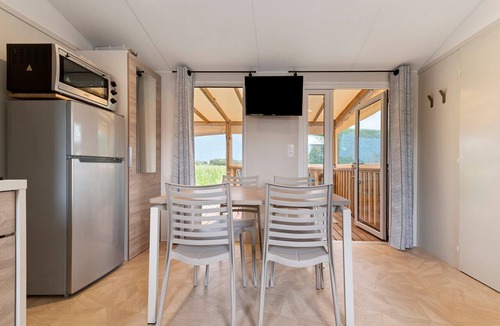 Erdeven House | Mobile Home – 6 Guests with Shared Pool, Terrace, and Garden