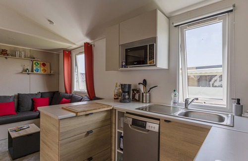 Ambon House | Mobile Home for 6 Guests with Shared Pool, Private Terrace, and Wi-Fi