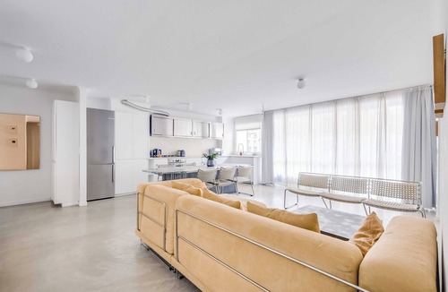 Saint-Fargeau Apartment | Modern 1BDR/2P flat with a balcony – Ménilmontant