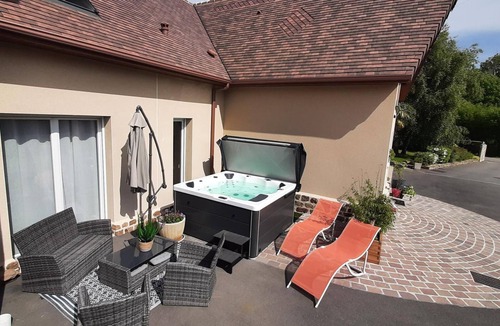 Athis-Val de Rouvre Cottage | Modern house with private spa near the pond