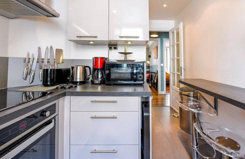 Quartier des Grandes-Carrieres Apartment | MONTMARTRE, ATTRACTIONS, AUTHENTIC, 30–60 days ahead? Private offer CAR-VBp