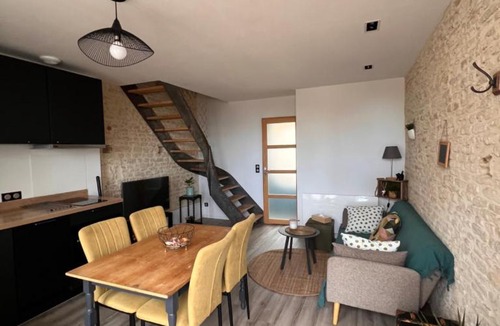 Lion-sur-Mer Apartment | Namthalé - appartement cosy avec vue partielle mer