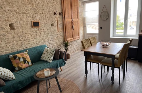 Lion-sur-Mer Apartment | Namthalé - appartement cosy avec vue partielle mer