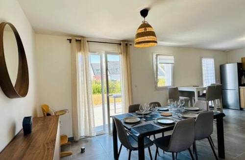 Le Palais House | New house for 6, near beach, pets welcome, Wi-Fi