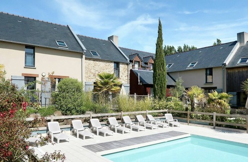 Cancale Apartment | Nice apartment for 4 guests with WIFI, pool, TV, terrace and pets allowed