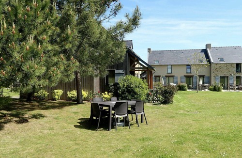 Cancale Apartment | Nice apartment for 4 guests with WIFI, pool, TV, terrace and pets allowed