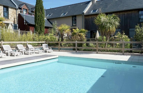 Cancale Apartment | Nice apartment for 4 guests with WIFI, pool, TV, terrace and pets allowed