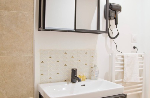 Quartier de la Monnaie Apartment | Nice renovated AC studio in Saint Germain