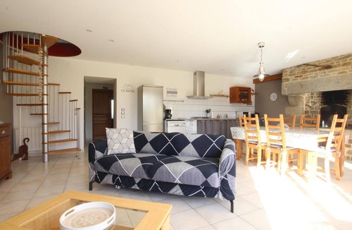 Beslon Cottage | Norman House with Garden and Pets Allowed