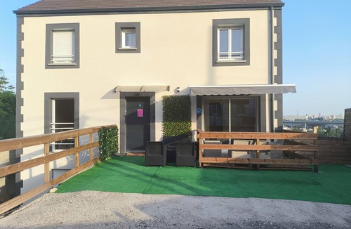 Argenteuil House | Notre Dame d'Orgemont pink room 3