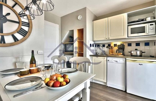 Guilvinec Apartment | One-bedroom apartment with balcony, sea view and pool