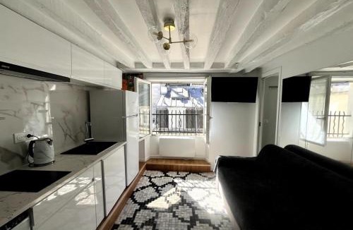 Chaussee-d'Antin Apartment | Opera 9th Rooftop Studio Full of Character managed by Mey Agency
