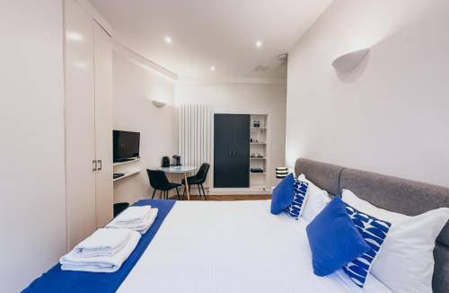 Faubourg-du-Roule Bed & Breakfast | Paris Square