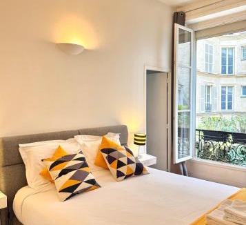 Faubourg-du-Roule Bed & Breakfast | Paris Square